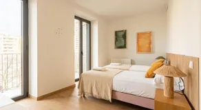 Stylish & Cozy 3-Bedroom Central Apartment with Private Balcony - Image 3
