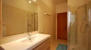 Appartamenti con giardino e posto auto per famiglie - Image 2