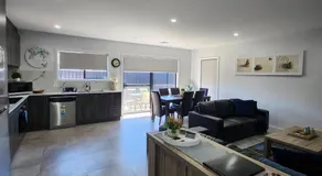 Lbarza Elegant Family 3BR Townhouse close to shopping centre Kialla - Image 3