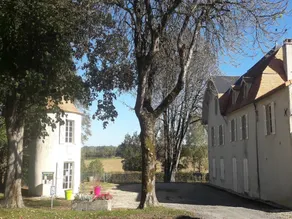 Gite located in lush greenery - Image 5