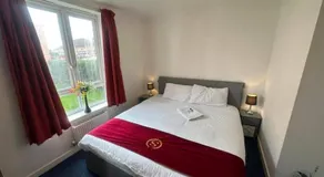 London 2 double bedrooms 2 Bathrooms Holiday Home - Parking SKYSPORTS, NETFLIX - 2 - 3 minutes walk to the Train station - 19min to London Liverpool Street fast Internet GROUND FLOOR 100s of shops restaurants bakeries 24-hour ASDA superstore, Major hospi - Image 2