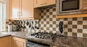 Surrey Stays - 2 Bedroom House, RH1, Contractors Welcome, Sleeps 5 max, 2 Parking Spaces, Near Town Centre, Train Station and Gatwick Airport - Image 3
