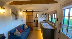 Luxury Shepherd Hut - Image 2