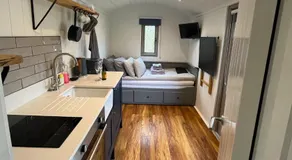 Luxury Shepherds Hut - The Sweet Pea by the lake - Image 3