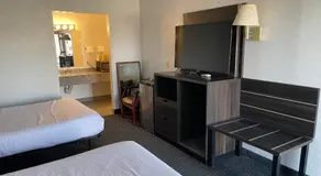 Landmark Inn - Image 2