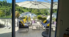 Grosse Terrasse mit Privatsphäre & Aussendusche - Image 4