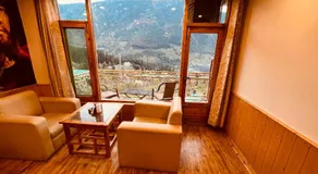 Hotel Old Smugglers with Balcony mountain view AC Hot and Cold Near to Hadimba Temple - Image 3