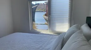 Tiny Houseboat B&B on the Amstel River - Image 2