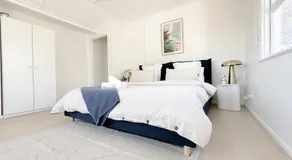 Penthouse Spot - Sleep 8 - Free Parking - 4km CBD - Image 2