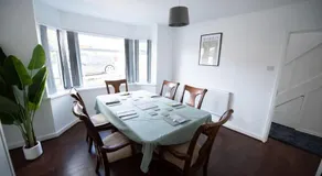 Spacious 3 Bed Home Manchester Airport Free Parking - Image 4