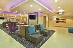 La Quinta Inn & Suites by Wyndham Fairborn Wright-Patterson - Image 3