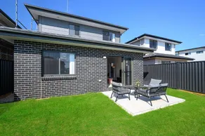 Spacious 5-bedroom building in brilliant Austral with AC - Image 5