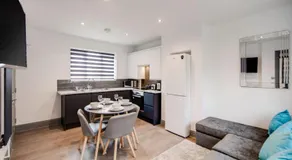 Elegant and Modern Recently Refurbished House - Image 5