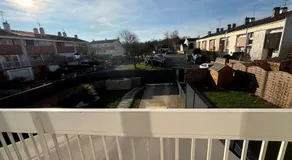 Evasion Verdoyante Vue sur jardin avec balcon et parking - Image 3