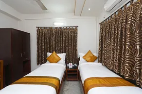 OYO Harry Inn Near Acropolis Mall - Image 2