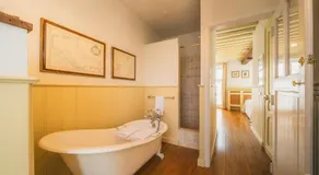 B&B Number 11 Exclusive Guesthouse - Image 5