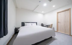 Lucy Hotel - Image 2
