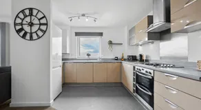 The Pinnacle by Cotels - CENTRAL LOCATION, PARKING, FIBRE WIFI, SMART TV, FULLY EQUIPPED KITCHEN - Image 2