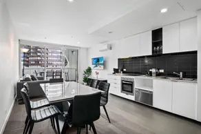 Modern 1 Bed Apartment with City Views - Image 3