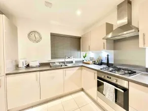 Large 4-bedroom home in Ashford near centre, shopping and restaurants - with parking - Image 4
