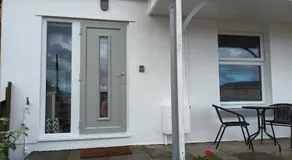 Contemporary one bed studio. Sea views and parking - Image 3
