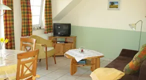 Agréable appartement de vacances adapté aux familles avec jardin, barbecue et terrasse | Vue jardin - Image 4