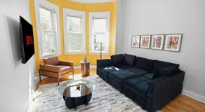 Modern 4BR Unit with Free Parking Near University of Illinois Chicago and Medical District - Image 2