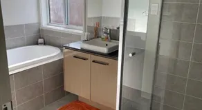 Modern Four Bedroom Holiday Home Available in Deebing Heights - Image 4