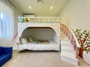 Brighton Blissful - Family Poolside Villa Pool Spa Sauna - Image 4