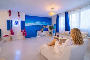 Suite romantique Santorini avec Balnéo & Sauna - Image 2