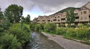 Riverfront, blocks to ski - Mtn Views, Hot Tub at Viking Lodge 217 condo - Image 5