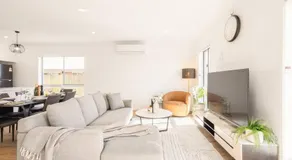 Modern Family Retreat in Premier GreenbankLocation - Image 2