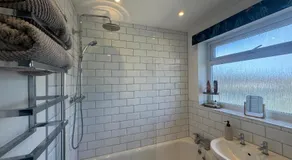 Modern 1 bedroom house - Image 2