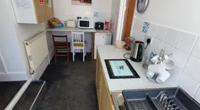 BARBIE HOUSE ,Opposite PIER & Beach ,SLEEPS 6 , 2 BEDROOM GROUND FLOOR SELF CONTAINED GARDEN FLAT , PRIVATE ENTRANCE , KITCHEN , Guaranteed Parking ,Wifi , Movies ,Bathroom ,fridge , microwave ,BEDROOM 1, DOUBLE BED & 2 SINGLE BEDS ,BEDROOM 2 , DOUBLE BED - Image 3