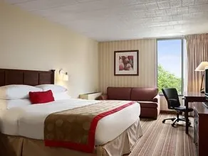 Ramada by Wyndham Greensburg Hotel & Conference Center - Image 2