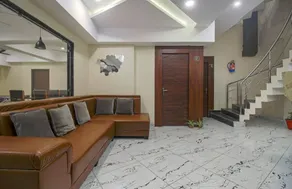 Hotel skyline - Image 3