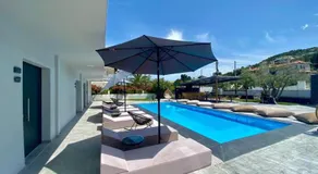 V luxury Suites - Image 3