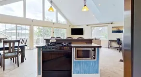 Leaward Shores Guesthouse - Image 5