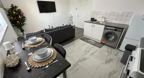 2 bedroom flat close to Manchester City, Manchester City stadium and Coop Arena - Image 3
