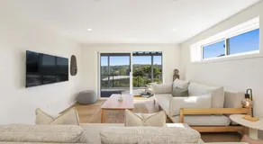 Jean's Beach House Accom Holidays - Image 2