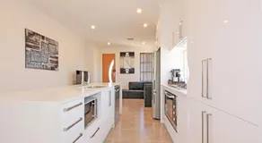 ✿Stylish Townhouse; with King Bed, NBN, Netflix, WIFI - Image 4