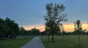 Spacious room near subway & shops - Image 3