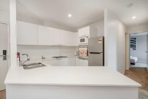 Sleek 2-Bed Apartment in Vibrant Kingston - Image 5