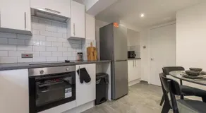 Comfort Meets Style, 4-Bedroom Home with All Essentials, Tottenham, Free Parking, Sleeps 12! Contractor & Group Friendly! - Image 4