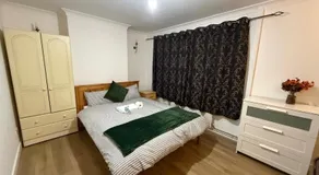 Exquisite King-sized Bedroom - Free Parking - Image 2