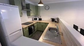 Modern 2-Bedroom Apartment Near Manchester with Free Parking - Image 4