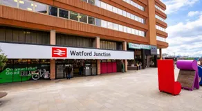 Elegant Flat 2 Min Walk to Watford Junction - Image 3