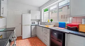 Convenient 4 Bed Homely Retreat in Wolverhampton - Image 5