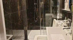 Central London property-ensuite, double and budget room - Image 2