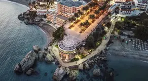 Renovated apartment on beachside with pool - Image 2